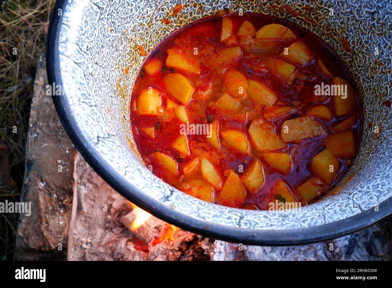 Pommes de terre au paprika hongrois, paprikás krumpli, cuisson dans une casserole, bogracs, sur un feu ouvert, Hongrie Banque D'Images
