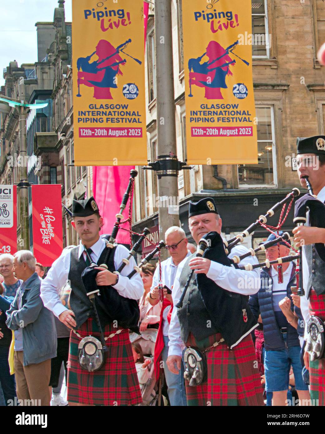 Glasgow, Écosse, Royaume-Uni. 14 août 2023. Piping live a frappé la ville alors que des centaines de musiciens de pipe Bad groupaient le centre-ville avec le groupe de pipe d'Auckland de Nouvelle-zélande se produisant devant la foule sur buchanan Street sur le mile de style citys. Crédit Gerard Ferry/Alamy Live News Banque D'Images