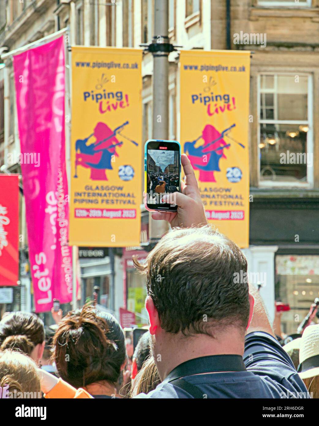 Glasgow, Écosse, Royaume-Uni. 14 août 2023. Piping live a frappé la ville alors que des centaines de musiciens de pipe Bad groupaient le centre-ville avec le groupe de pipe d'Auckland de Nouvelle-zélande se produisant devant la foule sur buchanan Street sur le mile de style citys. Crédit Gerard Ferry/Alamy Live News Banque D'Images