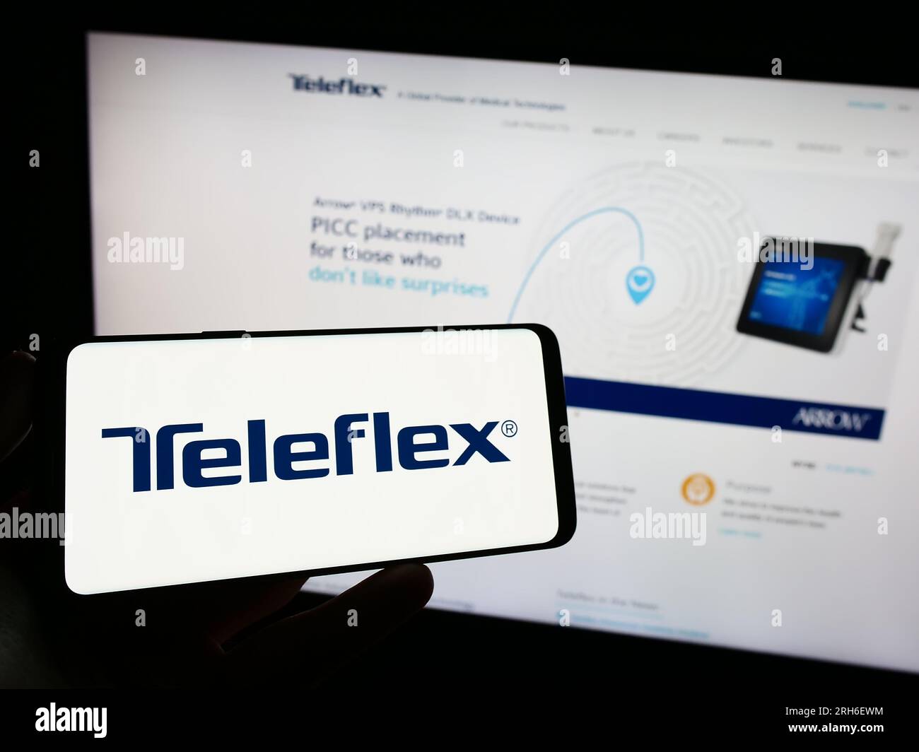 Personne détenant un smartphone avec le logo de la société américaine de dispositifs médicaux Teleflex Incorporated sur l'écran devant le site Web. Concentrez-vous sur l'affichage du téléphone. Banque D'Images