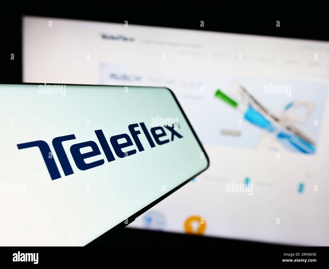 Smartphone avec le logo de la société américaine de dispositifs médicaux Teleflex Incorporated sur l'écran devant le site Web. Concentrez-vous sur le centre gauche de l'écran du téléphone. Banque D'Images