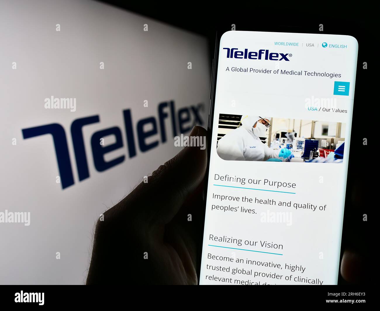 Personne tenant un téléphone portable avec la page Web de la société américaine de dispositifs médicaux Teleflex Incorporated sur l'écran avec logo. Concentrez-vous sur le centre de l'écran du téléphone. Banque D'Images