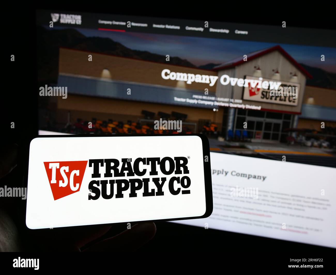 Personne détenant un smartphone avec le logo de l'entreprise de vente au détail américaine Tractor Supply Company sur l'écran devant le site Web. Concentrez-vous sur l'affichage du téléphone. Banque D'Images