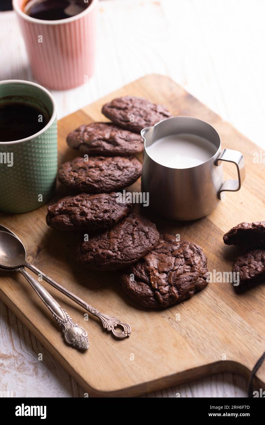 biscuits aux pépites de chocolat - brownies. moka et tasses avec café. Banque D'Images