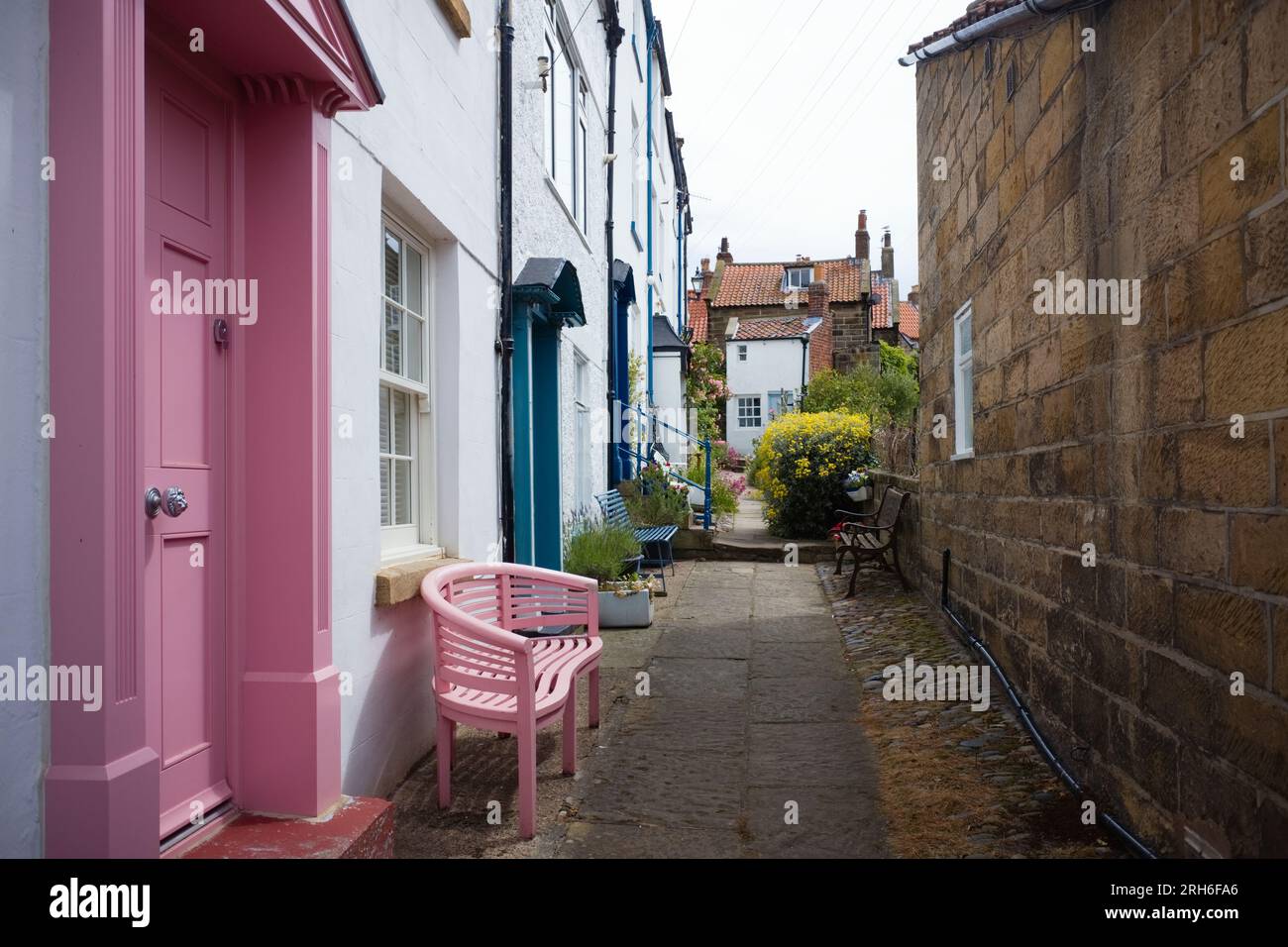 Robin Hood's Bay a de nombreuses routes secondaires pavées avec des chalets Banque D'Images