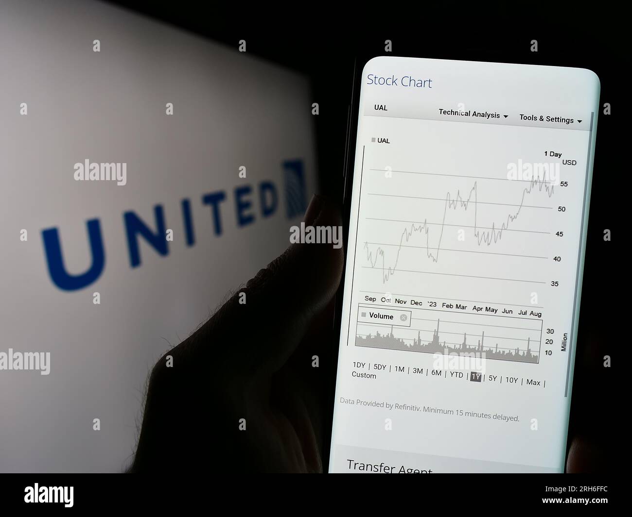 Personne tenant un téléphone cellulaire avec la page Web de la société américaine United Airlines Holdings Inc. Sur l'écran devant le logo. Concentrez-vous sur le centre de l'écran du téléphone. Banque D'Images