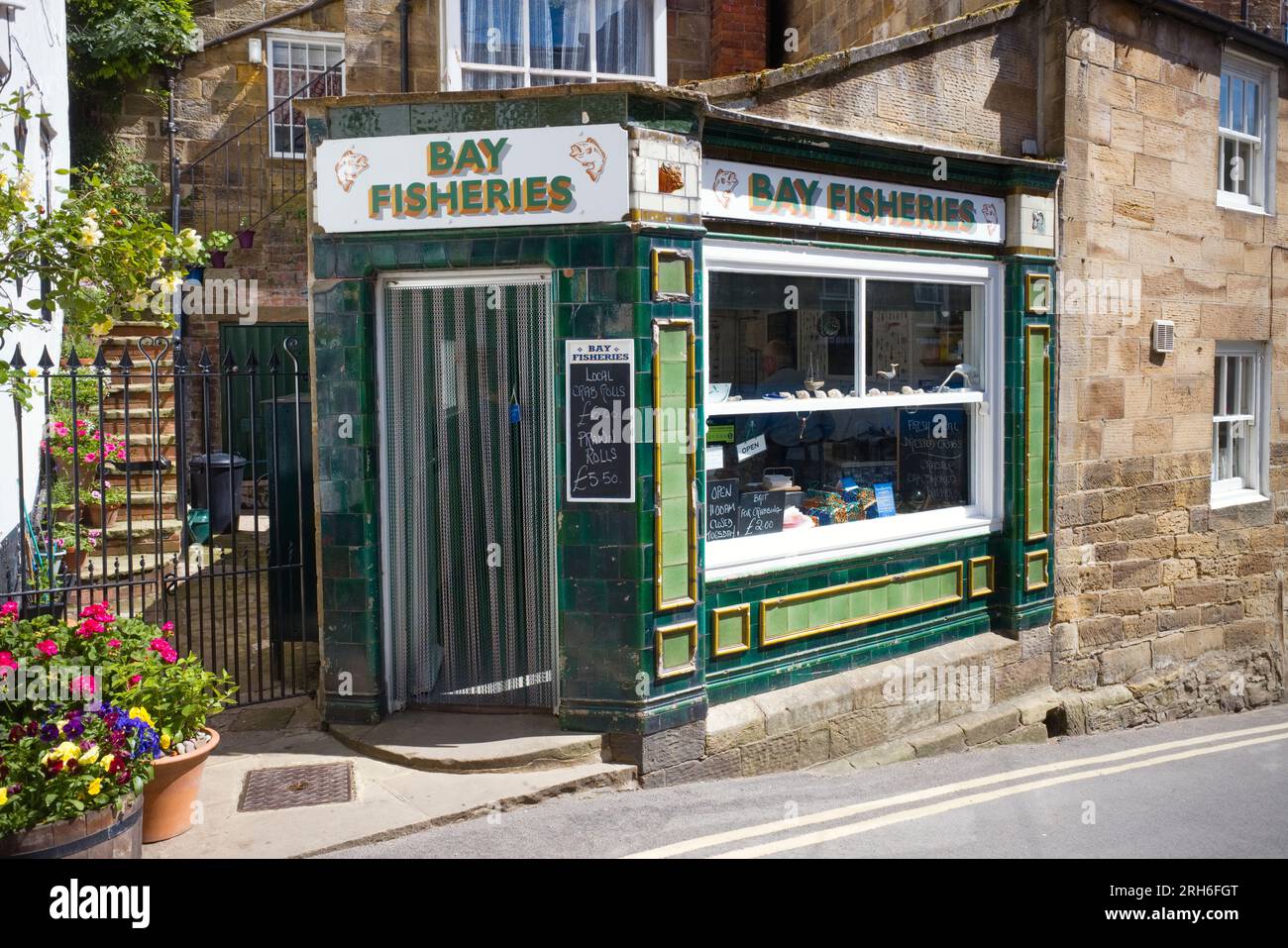 Bay Fisheries fait ses courses à mi-chemin de la plage à Robin Hood's Bay Banque D'Images