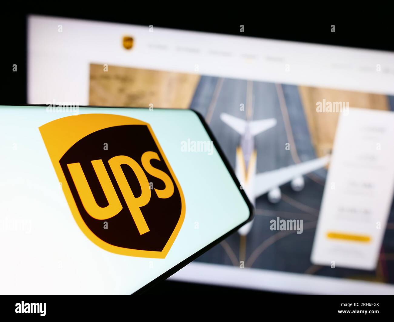 Téléphone portable avec logo de la société américaine United Parcel Service Inc. (UPS) sur l'écran devant le site Web. Concentrez-vous sur le centre de l'écran du téléphone. Banque D'Images