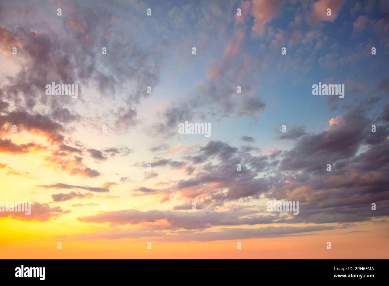Incroyable ciel réel - couleurs vibrantes Panoramic Sunrise Sundown Sanset Sky avec des nuages colorés. Sans oiseaux. Fond Cloudscape naturel. Banque D'Images