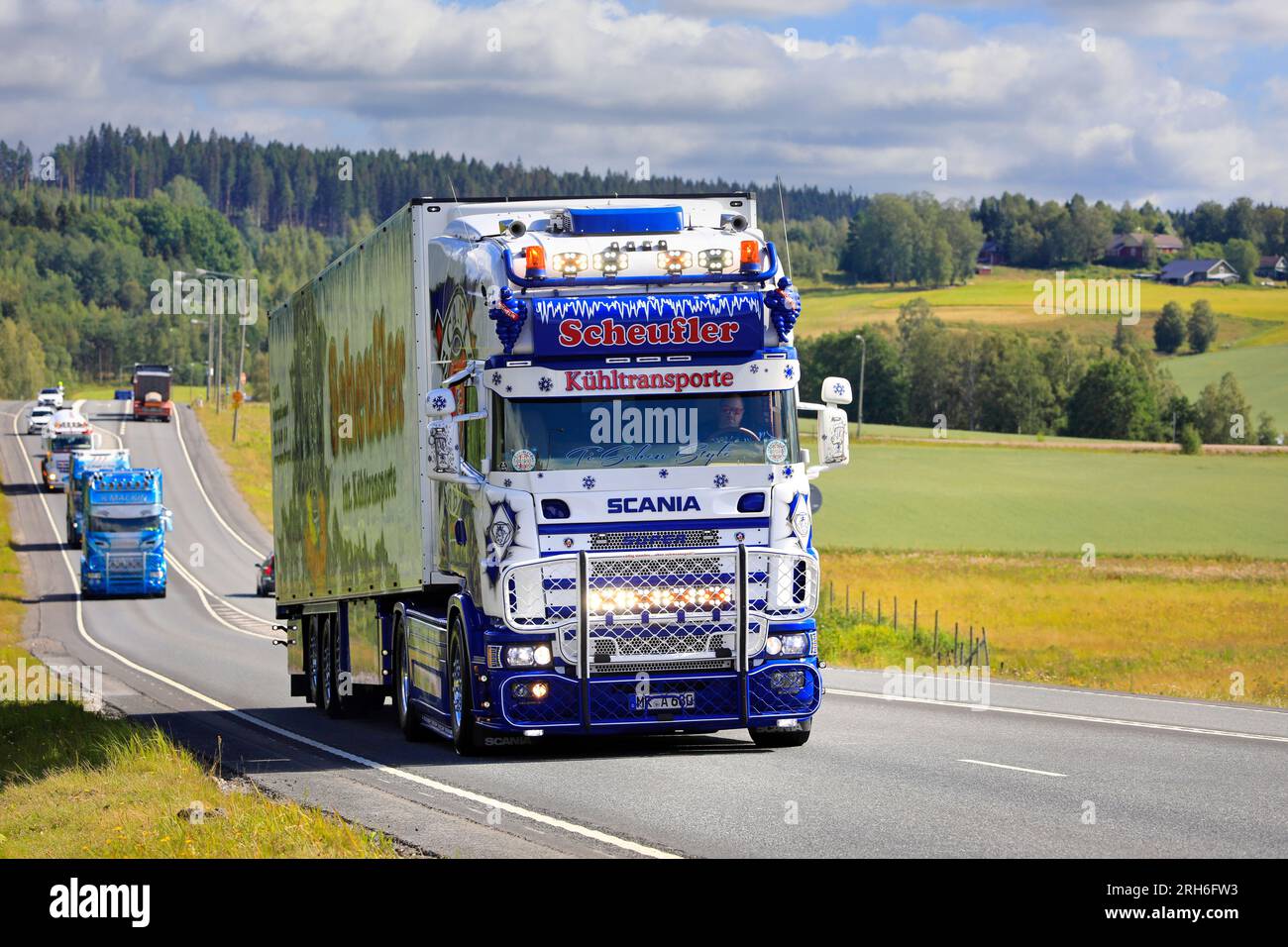 Scania 164L 580 semi-remorque camion Scheufler Int. Transporte pour le transport à température contrôlée dans Convoy to Power Truck Show. Finlande, 10 août 2023. Banque D'Images