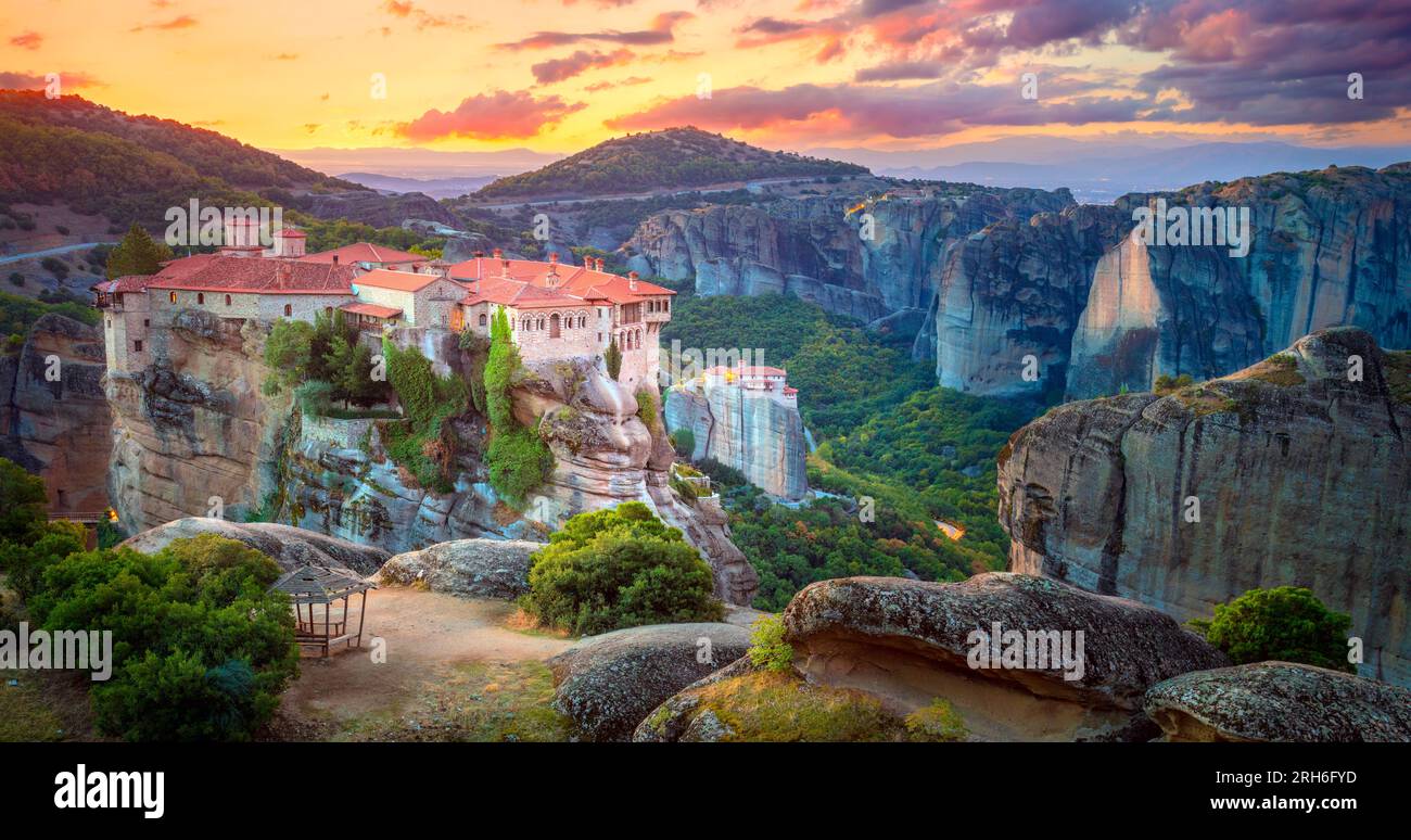 Vue panoramique sur les Météores. Grèce, monastères des Météores. Vue panoramique sur le monastère Saint de Varlaam, situé au bord d'une haute falaise. Beautifu Banque D'Images