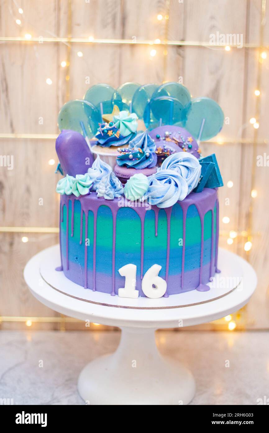 Gâteau d'anniversaire bleu, violet et vert pour un adolescent de seize ans. Sweet seize célébration Banque D'Images