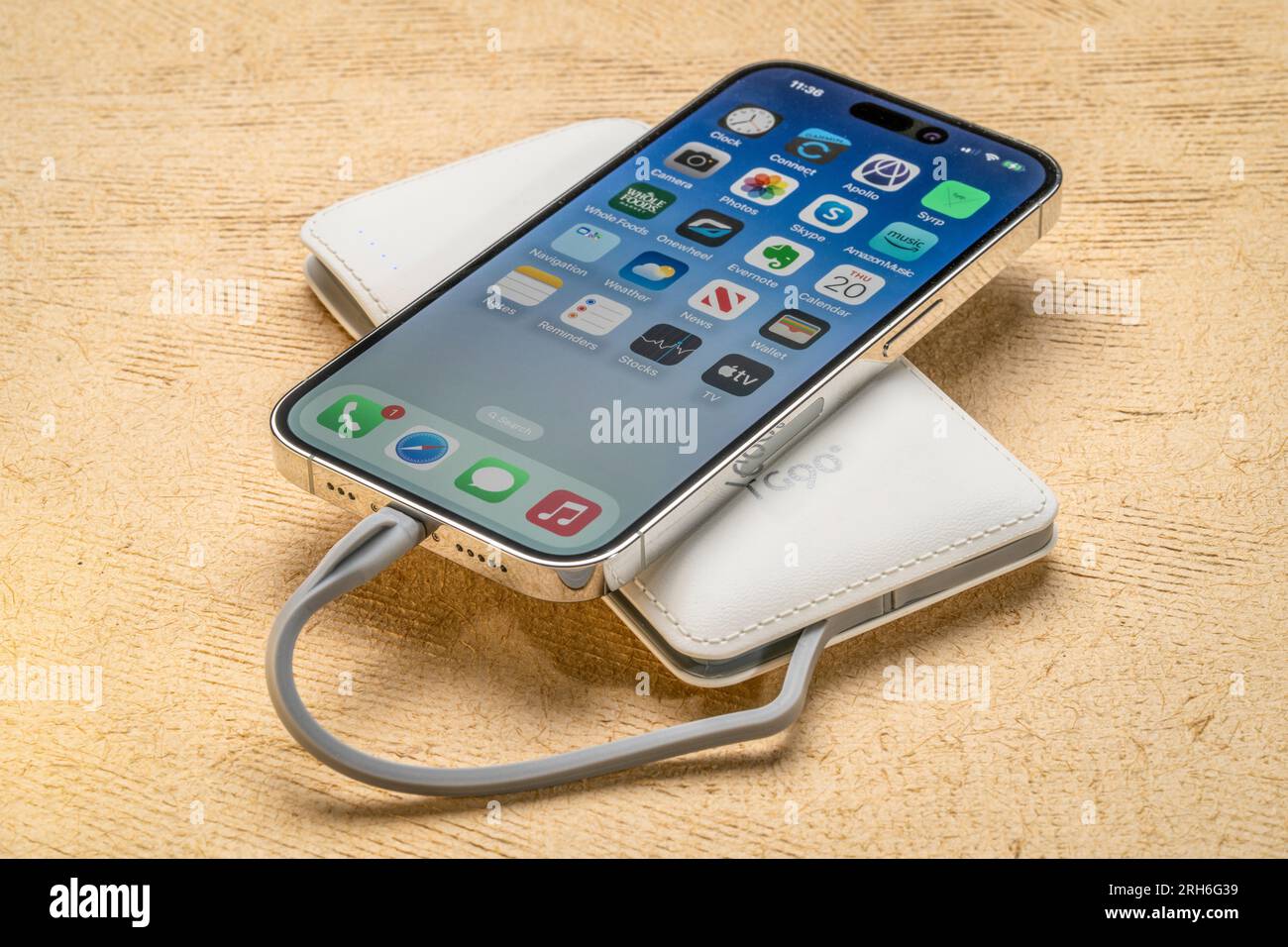 Fort Collins, CO, États-Unis - 20 juillet 2023 : Apple iPhone 14 pro est en cours de chargement à partir d'une batterie portable. Banque D'Images