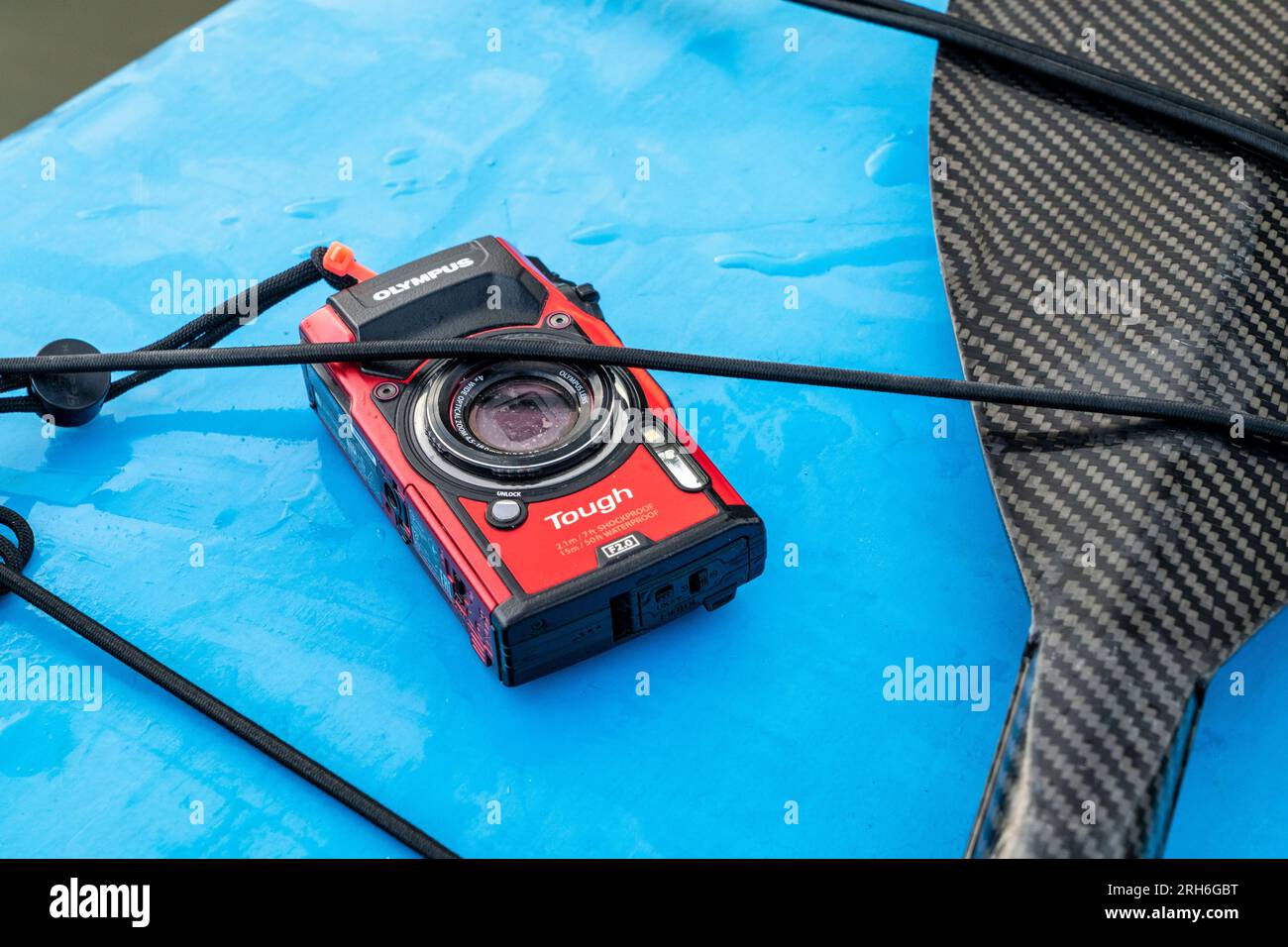 Fort Collins, CO, États-Unis - 6 juin 2023 : appareil photo Olympus Stylus Tough TG-5 compact et étanche sur une plate-forme humide d'un stand up paddleboard. Banque D'Images