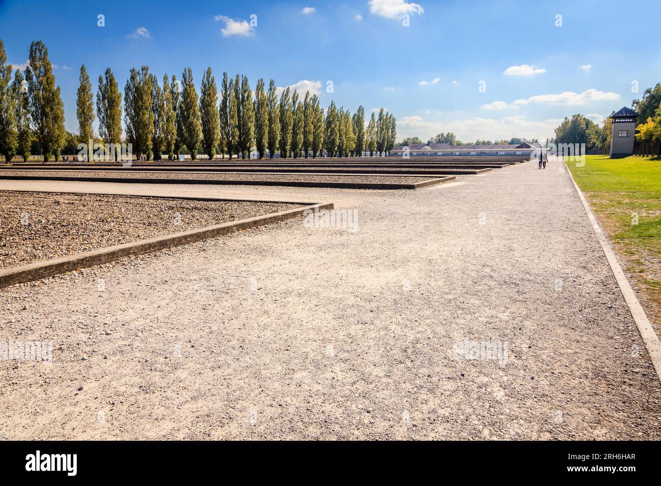 Dachau, Allemagne, 30 septembre 2015 : empreintes de pas de la caserne sur le site commémoratif du camp de concentration de Dachau. Banque D'Images