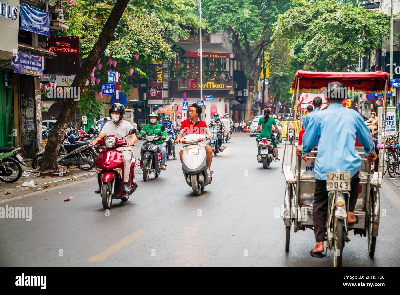 Hanoi, Vietnam, 14 novembre 2022 : scène de steet animée dans le quartier français de Hanoi. Banque D'Images