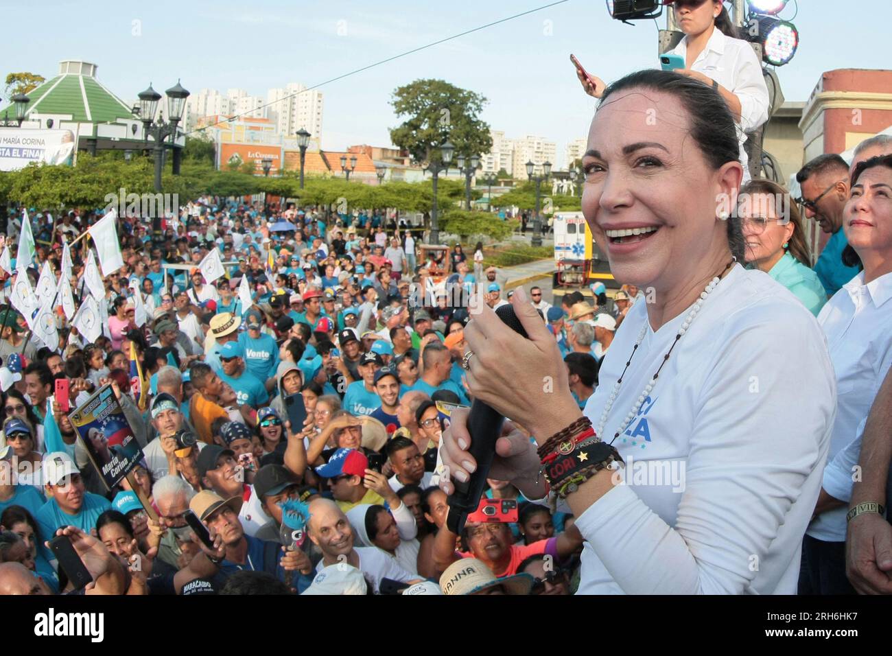 Maracaibo, Venezuela.11-08-2023.Maria Corina Machado salue ses partisans après son discours lors d'un rassemblement pour la candidature présidentielle. Photo : Jose Bula Banque D'Images