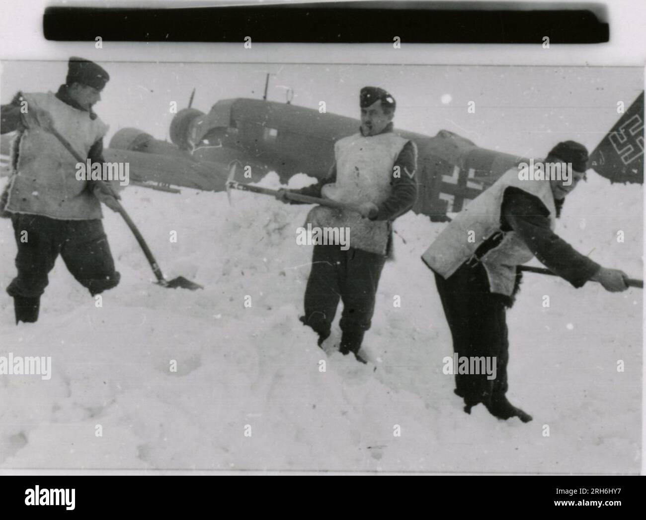 SS photographe, Geyk (Russie) scènes d'hiver - creuser des véhicules hors de la neige, positions de combat, déneiger de l'aérodrome avec JU-52 et JU-188 ; récompenses formation sur le terrain avec Sepp Dietrich et d'autres officiers ; spectacle de soldats ; artillerie lourde ; scènes de ville et de port détruites ; char russe capturé avec drapeau allemand ; poste d'observation; fortifications détruites de Sébastopol ; aérodrome de campagne avec JU-52 ; vues aériennes du paysage ; positions de combat en terrain montagneux ; plusieurs images du général Hermman Hoth ; tirs de Nebelwerfer, Panzerkampfwagen 38(t) Banque D'Images