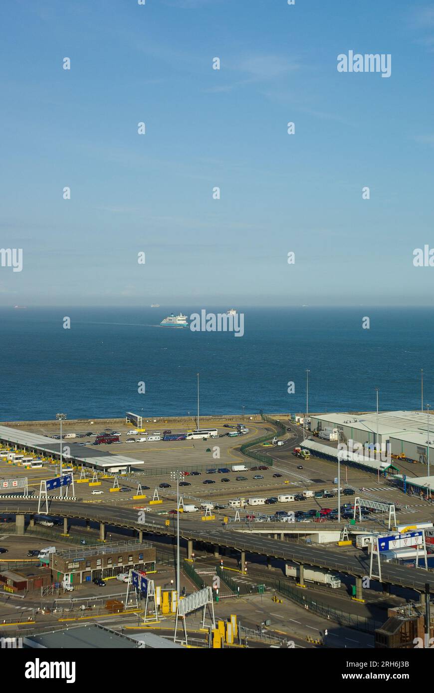 Port de Douvres Port transmanche situé à Douvres, Kent, Angleterre, Royaume-Uni. Claire journée ensoleillée regardant à travers la France. Peu de véhicules attendent. Ferries loin Banque D'Images
