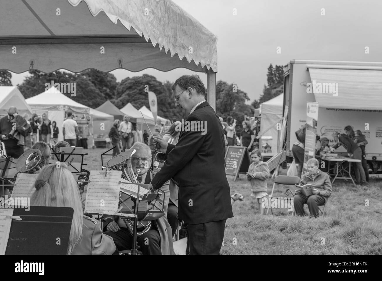 Charles Hindmarsh dirige le Summerbridge and Dacre Silver Band au Ripley Show dans le North Yorkshire, Royaume-Uni. Banque D'Images