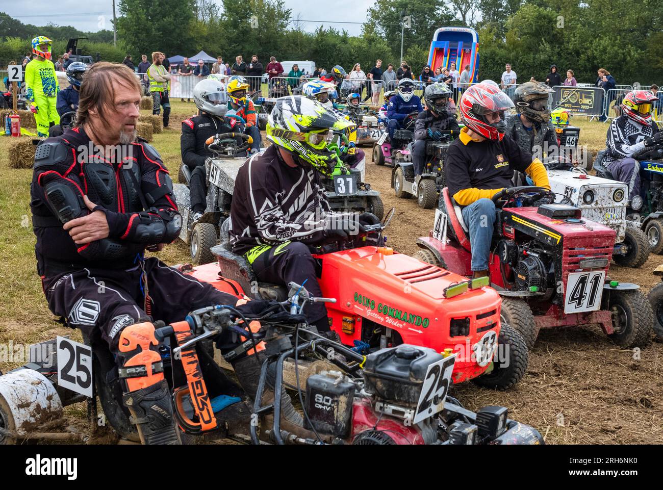 Les pilotes s'assoient sur leurs tondeuses de course en attendant de se voir attribuer des positions de départ dans le cadre du British Lawn Mower Racing Associ, une course annuelle de tondeuses à gazon de style le Mans Banque D'Images