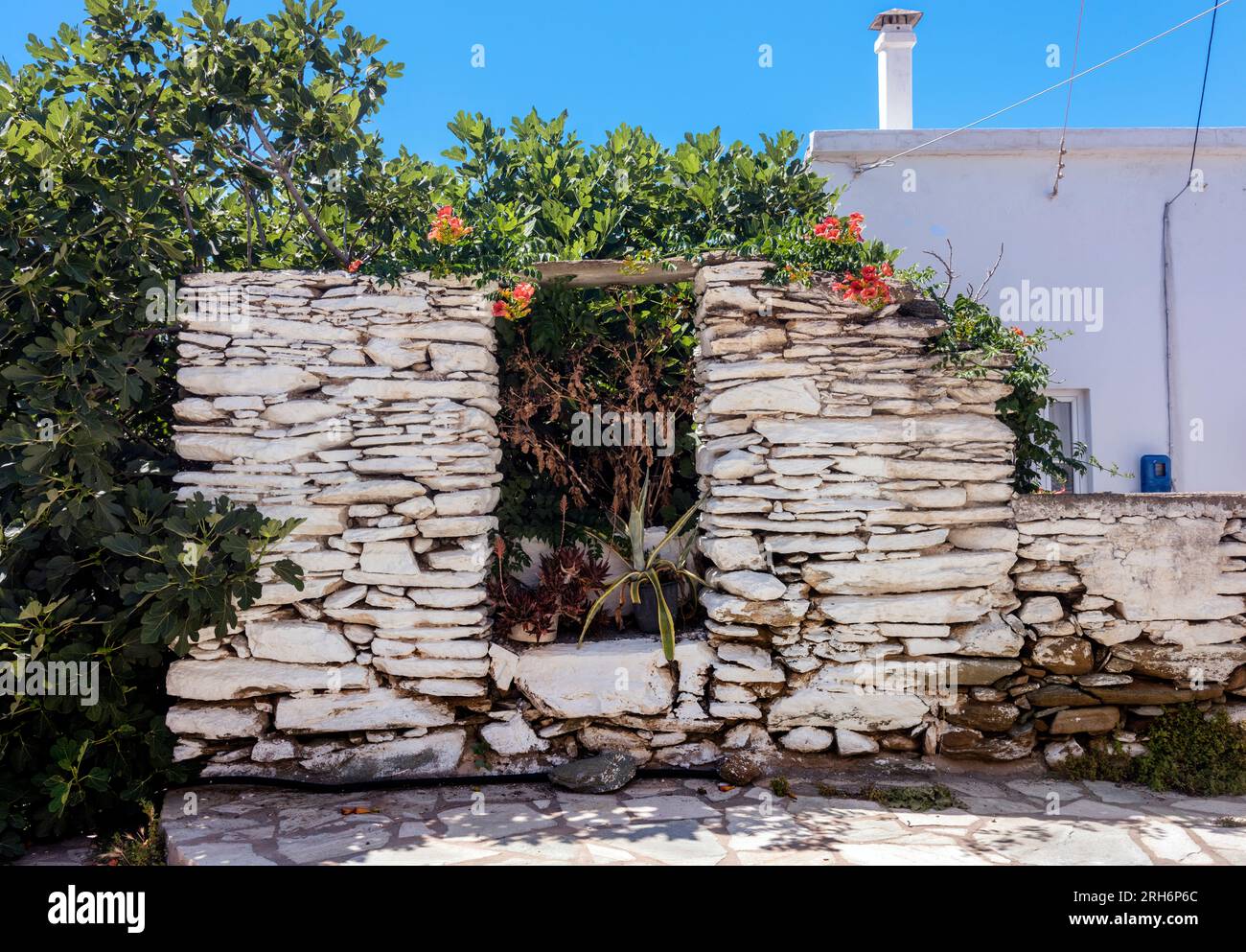 Ruine décorative dans le village de Komi, Tinos. Banque D'Images