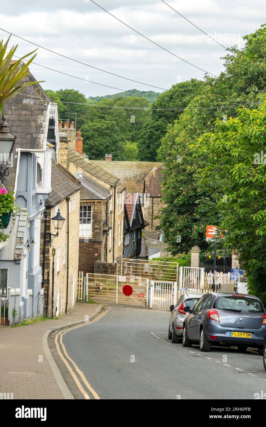 Vue sur Kirkgate à la gare de Knaresborough, Knaresborough, North Yorkshire, Angleterre, Royaume-Uni Banque D'Images Vue sur Kirkgate à la gare de Knaresborough, Knaresborough, North Yorkshire, Angleterre, Royaume-Uni Banque D'Images