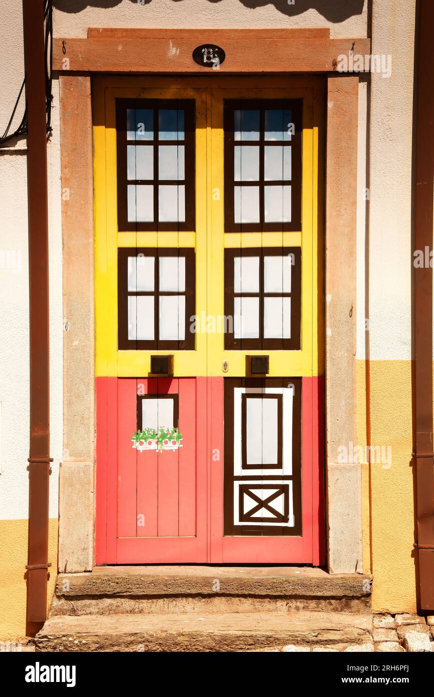 Portes de rue peintes dans le village d'Oleiros, Portugal Banque D'Images