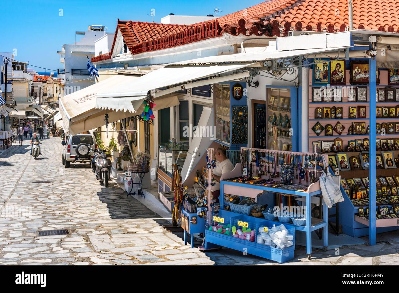 Boutique vendant des icônes religieuses, Tinos Town. Banque D'Images