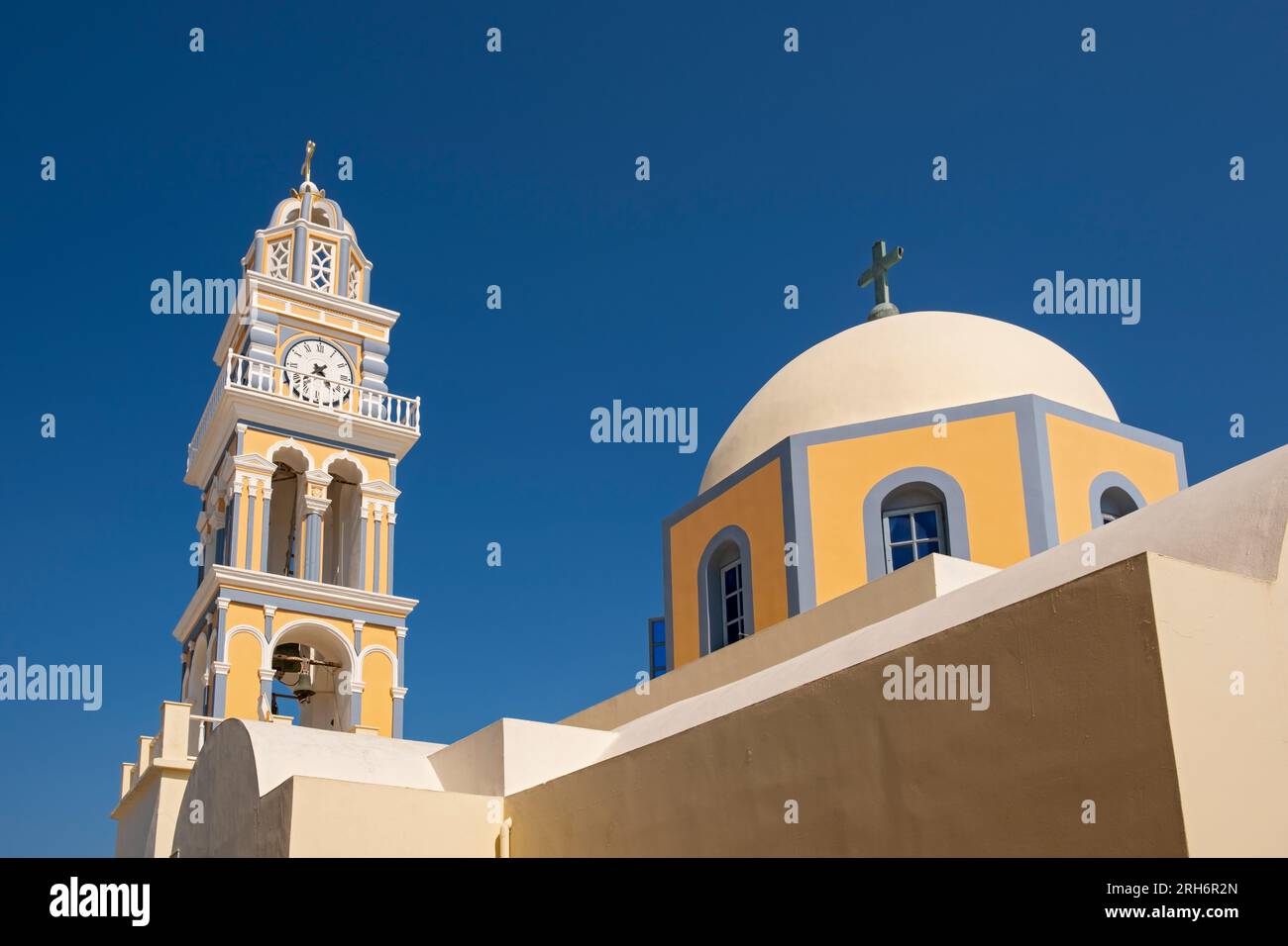 Dome et de l'église clocher de cathédrale catholique de Saint-Jean-Baptiste, Fira, Santorini, Grèce Banque D'Images Dome et de l'église clocher de cathédrale catholique de Saint-Jean-Baptiste, Fira, Santorini, Grèce Banque D'Images