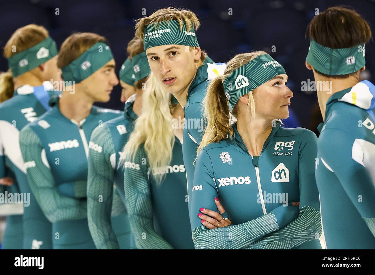 HERENVEEN - Triple champion du monde Jordan Stolz au milieu de Marijke Groenewoud et Irene Schouten lors du premier entraînement sur glace de l'équipe complète AH Zaanlander à Thialf. ANP VINCENT JANNINK Banque D'Images