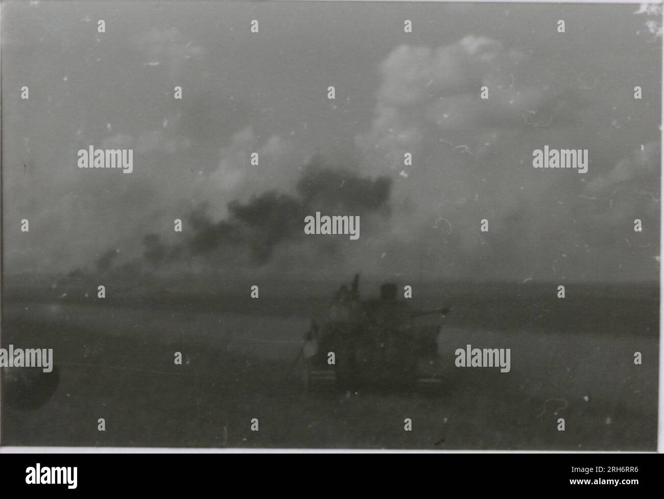 Photographe SS, Grönert, Hermann (Totenkopf, Russie et Italie 1943) démonstration de Tiger I aux officiers japonais ; action de combat hivernale avec halftrack, fusil Flak monté sur halftrack et StuG III ; population russe ; de nombreuses photos d'action de combat d'infanterie en Russie avec Tiger is, StuG, Marder et canons antichar; chars russes détruits et capturés ; prisonniers de guerre russes ; soldats mettant en place des mines ; fusils d'assaut et Tigre is avec l'infanterie en Italie, entraînement d'infanterie avec des mortiers et un schwimmwagen traversant la rivière Banque D'Images