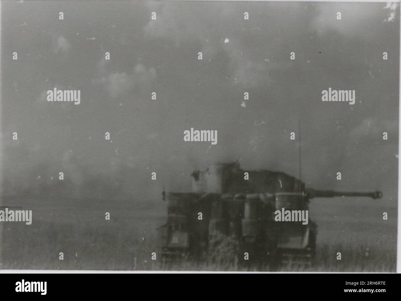 Photographe SS, Grönert, Hermann (Totenkopf, Russie et Italie 1943) démonstration de Tiger I aux officiers japonais ; action de combat hivernale avec halftrack, fusil Flak monté sur halftrack et StuG III ; population russe ; de nombreuses photos d'action de combat d'infanterie en Russie avec Tiger is, StuG, Marder et canons antichar; chars russes détruits et capturés ; prisonniers de guerre russes ; soldats mettant en place des mines ; fusils d'assaut et Tigre is avec l'infanterie en Italie, entraînement d'infanterie avec des mortiers et un schwimmwagen traversant la rivière Banque D'Images