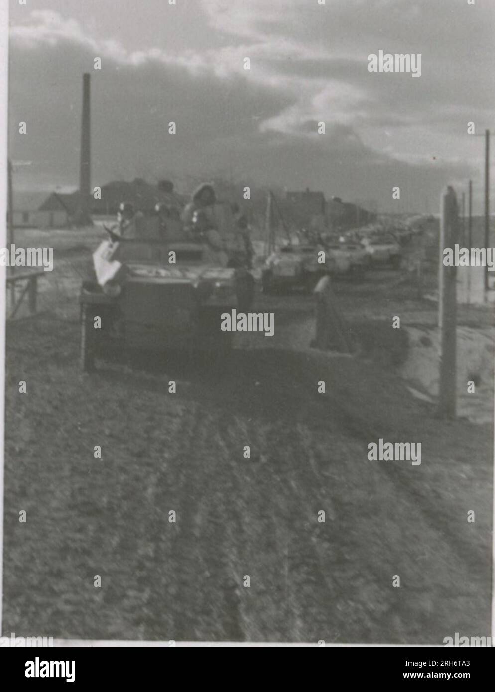 Photographe SS, Grönert, Hermann (Totenkopf, Russie et Italie 1943) démonstration de Tiger I aux officiers japonais ; action de combat hivernale avec halftrack, fusil Flak monté sur halftrack et StuG III ; population russe ; de nombreuses photos d'action de combat d'infanterie en Russie avec Tiger is, StuG, Marder et canons antichar; chars russes détruits et capturés ; prisonniers de guerre russes ; soldats mettant en place des mines ; fusils d'assaut et Tigre is avec l'infanterie en Italie, entraînement d'infanterie avec des mortiers et un schwimmwagen traversant la rivière Banque D'Images