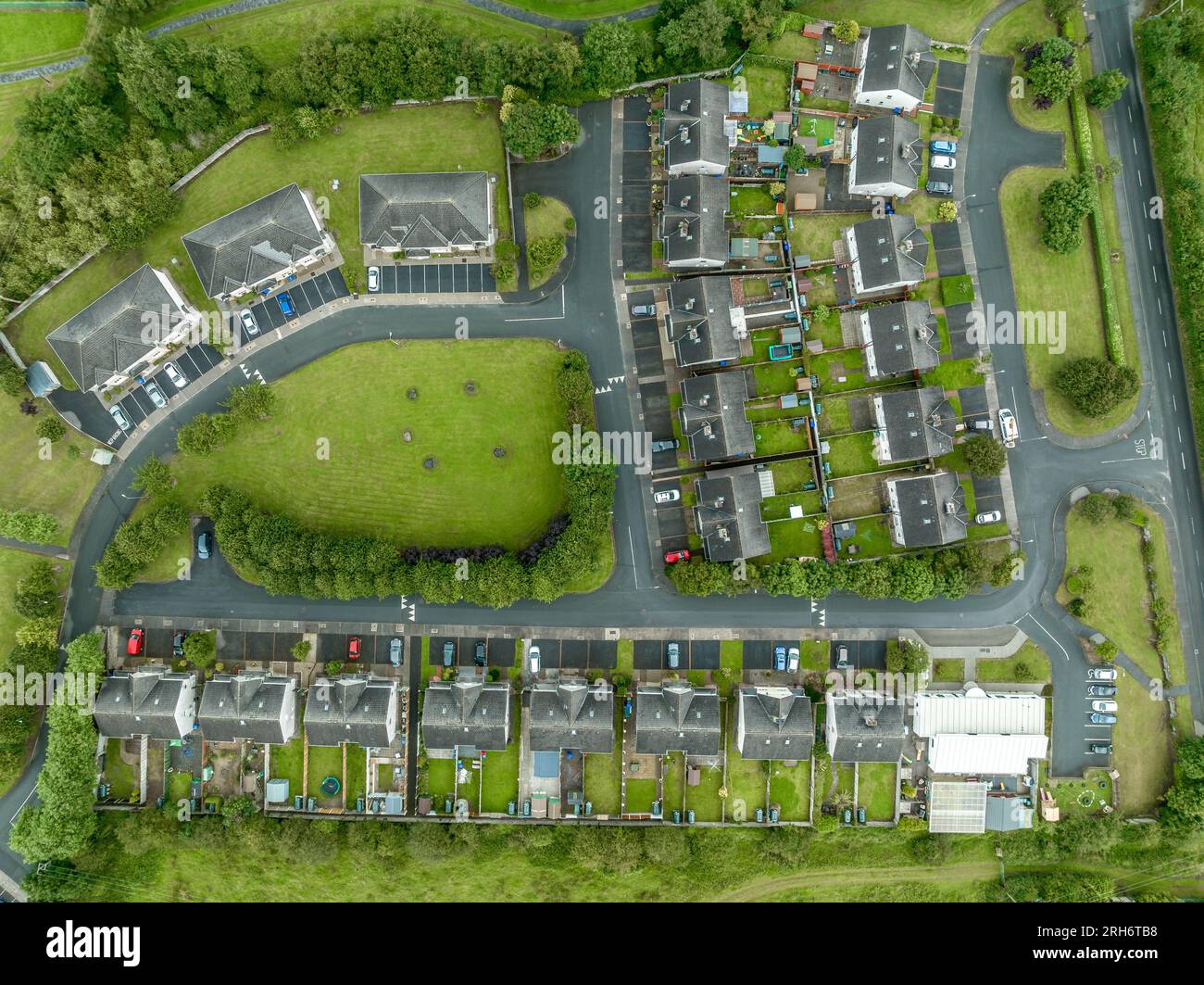Vue aérienne de haut en bas de triplex et maison duplex communauté immobilière résidentielle en Irlande dans un cul-de-sac Banque D'Images