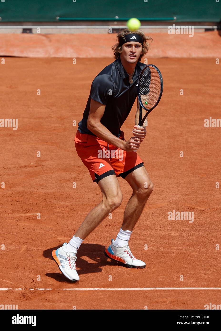 Joueur de tennis allemand Alexander Zverev en action au tournoi de tennis Open de France 2023 à Roland Garros, Paris, France, Europe. Banque D'Images