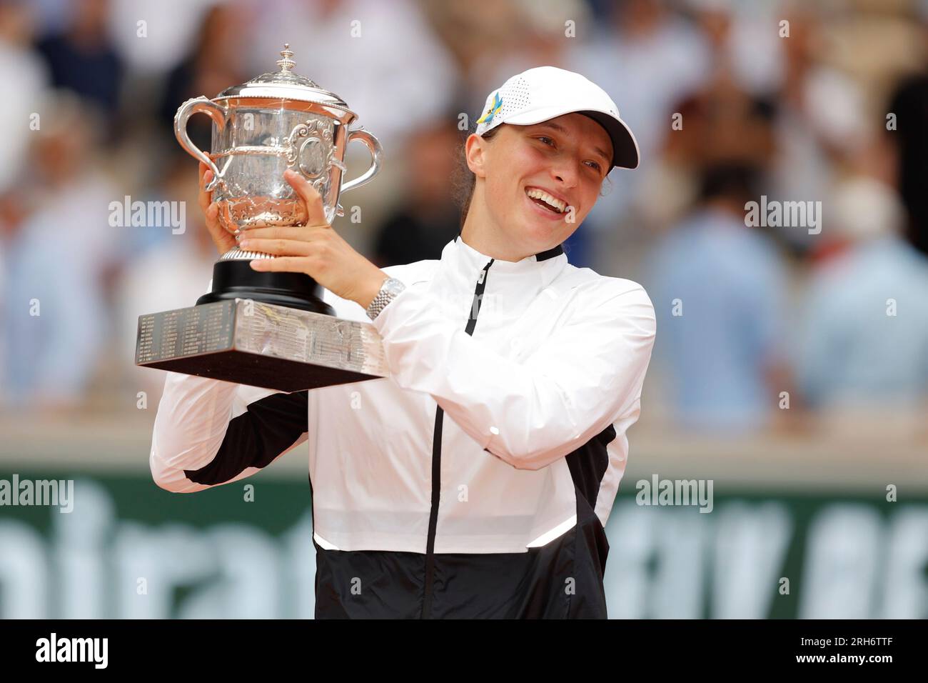 La joueuse de tennis polonaise IGA Swiatek détient le trophée du championnat après avoir remporté la finale féminine en simple de l'Open de France 2023, Roland Garros, par Banque D'Images