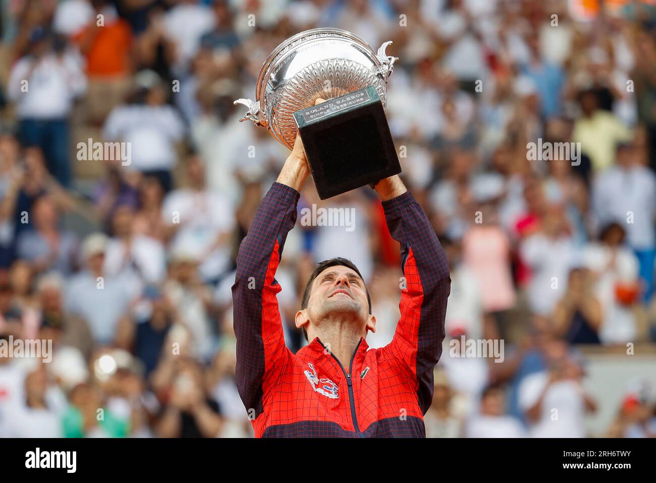 Le joueur de tennis serbe Novak Djokovic détenteur du trophée du championnat est maintenant le détenteur du record avec 23 Grand Chelem après avoir remporté le championnat masculin Banque D'Images