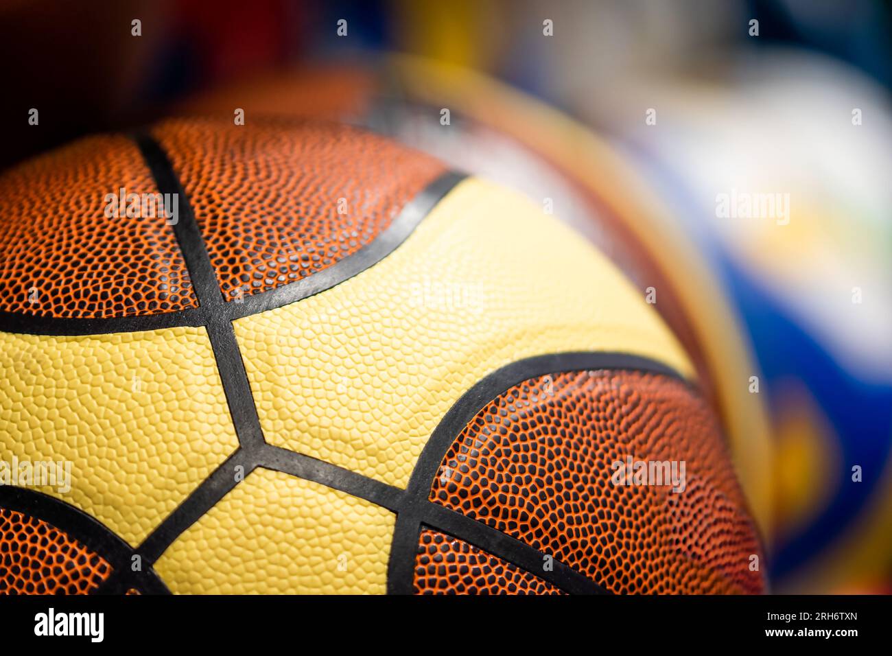 Gros plan d'un ballon de basket dans le magasin de sport, magasin de détail  de sport prêt à la vente Photo Stock - Alamy