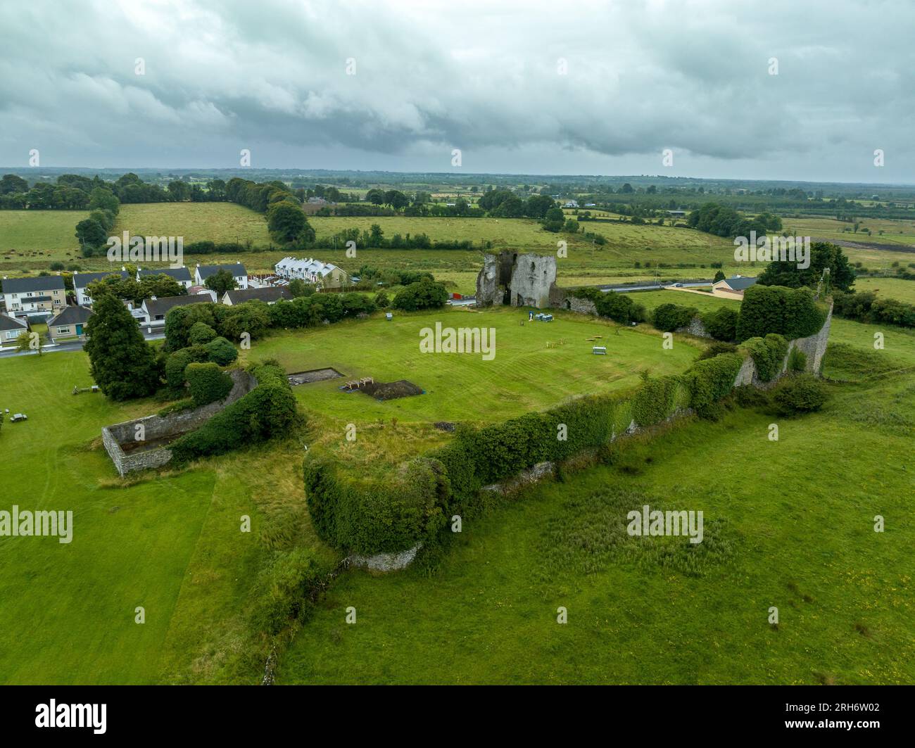 Vue aérienne de Ballintober, château de Ballintubber dans le comté de Roscommon, cour de forme carrée entourée de murs avec des tours circulaires aux coins Banque D'Images