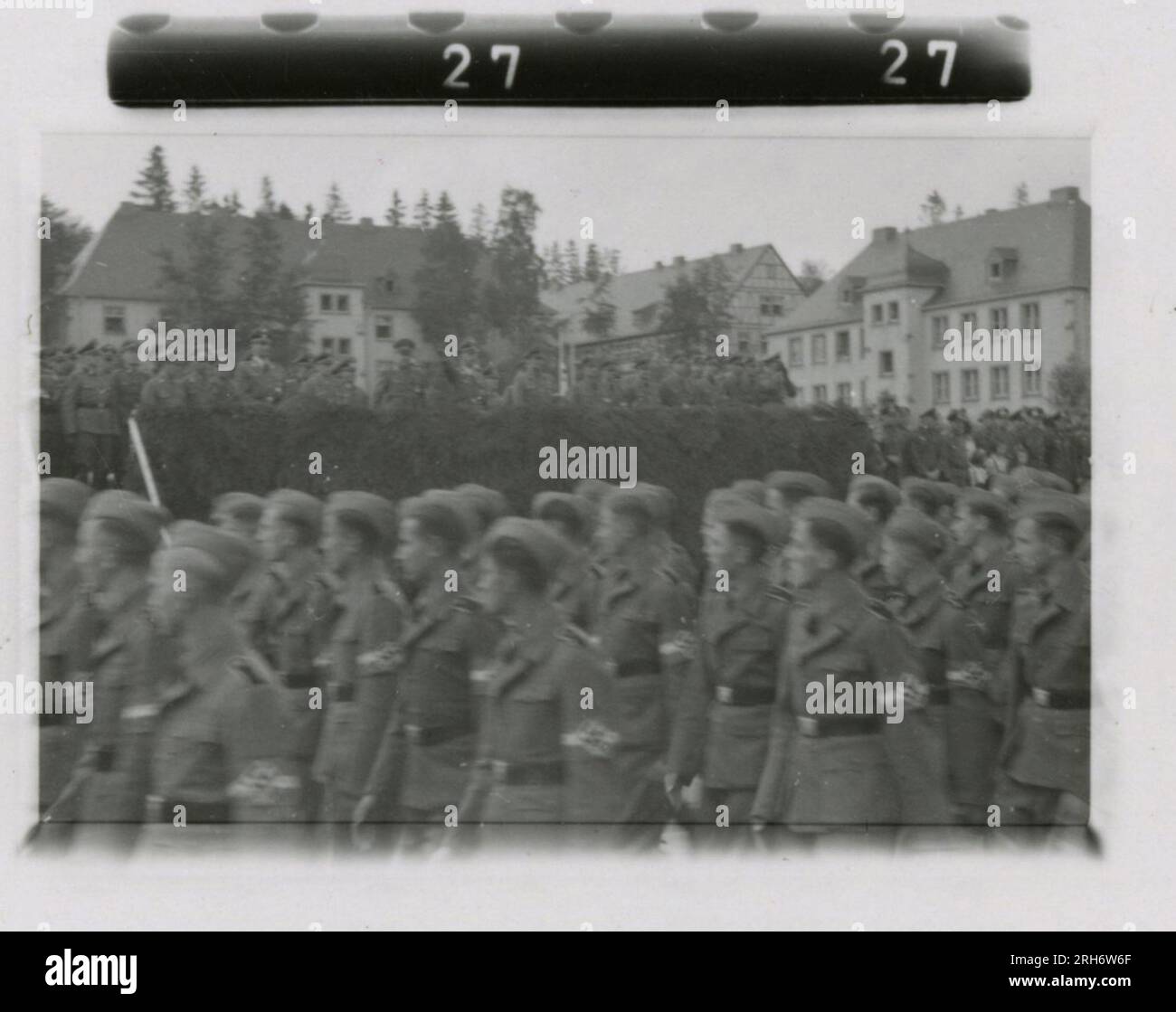 Photographe SS, Heiss (1943) unité et soldats dans les casernes, visite de Himmler avec cérémonie officielle comprenant la jeunesse hitlérienne, mouvement de l'unité par rail, soldats occupant un poste d'observation dans les montagnes, patrouille en terrain montagneux et activités sur le terrain, équipage de mitrailleuses. Banque D'Images