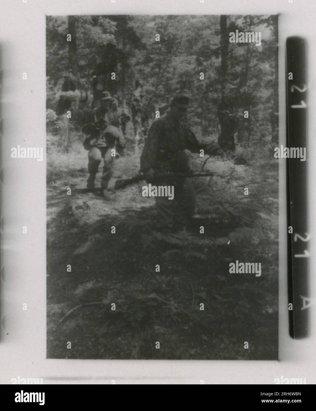 Photographe SS, Heiss (1943) unité et soldats dans les casernes, visite de Himmler avec cérémonie officielle comprenant la jeunesse hitlérienne, mouvement de l'unité par rail, soldats occupant un poste d'observation dans les montagnes, patrouille en terrain montagneux et activités sur le terrain, équipage de mitrailleuses. Banque D'Images