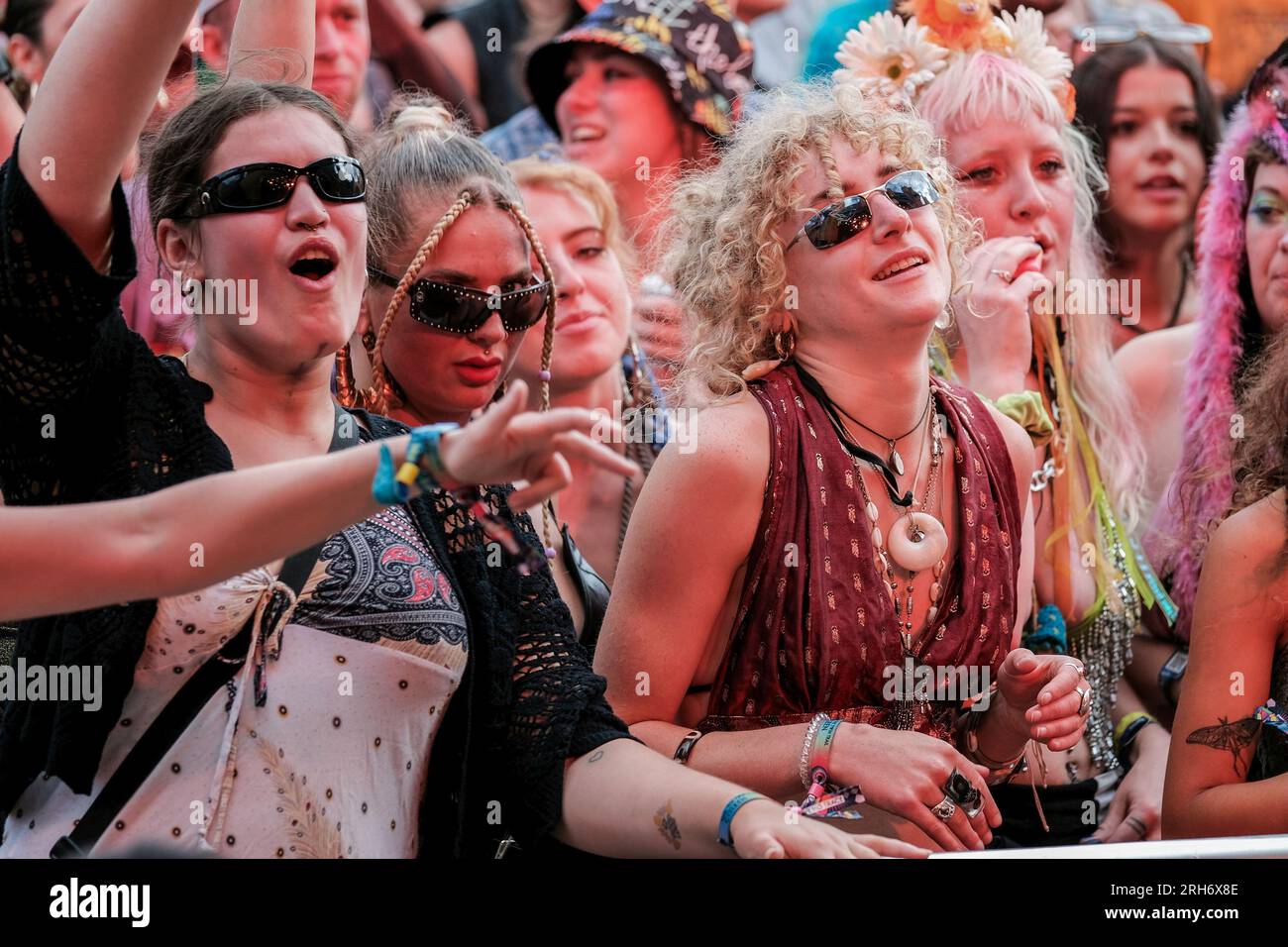 Winchester, Royaume-Uni. 13 août 2023. Les gens ont vu en train de profiter de la musique live au Boomtown Fair Festival. Boomtown aka Boomtown Fair est un festival de musique britannique qui se tient chaque année dans le parc national de South Downs, près de Winchester, Hampshire. Depuis 2009, Boomtown a offert un line-up diversifié de groupes, DJs et conférenciers se produisent sur de nombreuses scènes différentes chaque événement annuel est connu sous le nom de Chapitre et se développe sur la ligne de l'histoire de l'année précédente, racontée à travers les décors et les acteurs en direct qui errent sur le site. Crédit : SOPA Images Limited/Alamy Live News Banque D'Images