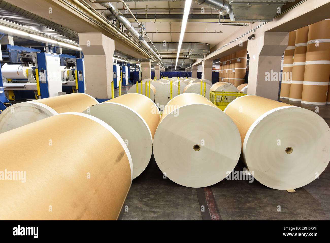 Les rouleaux de papier et de machines d'impression offset dans une grande boutique d'impression pour la production de journaux et magazines Banque D'Images