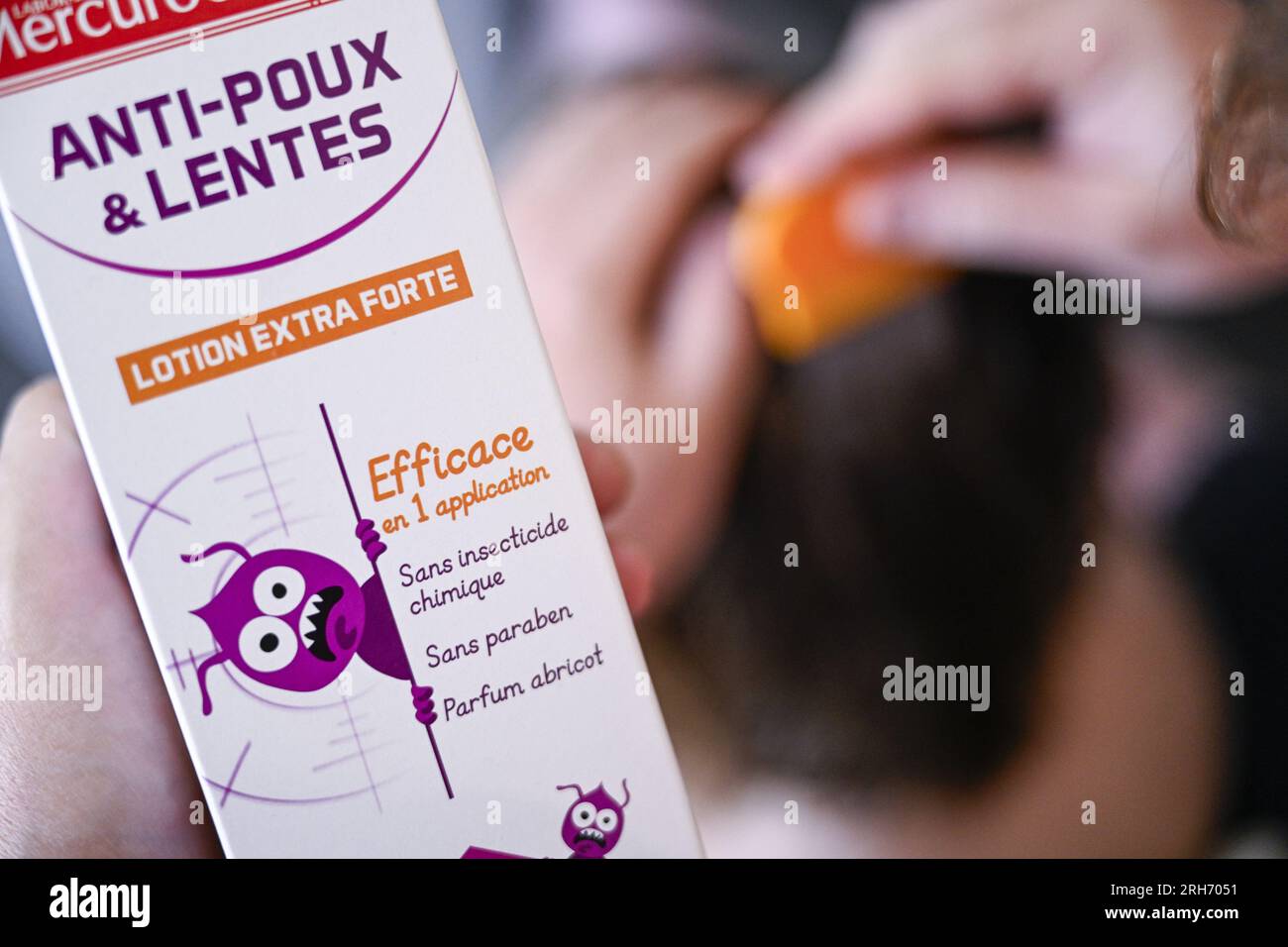 Bruxelles, Belgique. 14 août 2023. L'illustration montre un enfant qui reçoit des soins contre les poux de tête, à Bruxelles, le lundi 14 août 2023. Les poux de tête sont de petits insectes qui vivent dans les cheveux humains. Ils n'ont rien à voir avec une mauvaise hygiène ou des soins. Tout le monde peut les obtenir, mais ils sont plus fréquents chez les enfants âgés de 3 à 12 ans. Les poux mesurent de 3 à 4 millimètres et sont de couleur gris clair ou brun. Les lentes (œufs de poux) collent aux cheveux. Ils sont généralement très nombreux et ressemblent à des pellicules. BELGA PHOTO LAURIE DIEFFEMBACQ crédit : Belga News Agency/Alamy Live News Banque D'Images Bruxelles, Belgique. 14 août 2023. L'illustration montre un enfant qui reçoit des soins contre les poux de tête, à Bruxelles, le lundi 14 août 2023. Les poux de tête sont de petits insectes qui vivent dans les cheveux humains. Ils n'ont rien à voir avec une mauvaise hygiène ou des soins. Tout le monde peut les obtenir, mais ils sont plus fréquents chez les enfants âgés de 3 à 12 ans. Les poux mesurent de 3 à 4 millimètres et sont de couleur gris clair ou brun. Les lentes (œufs de poux) collent aux cheveux. Ils sont généralement très nombreux et ressemblent à des pellicules. BELGA PHOTO LAURIE DIEFFEMBACQ crédit : Belga News Agency/Alamy Live News Banque D'Images