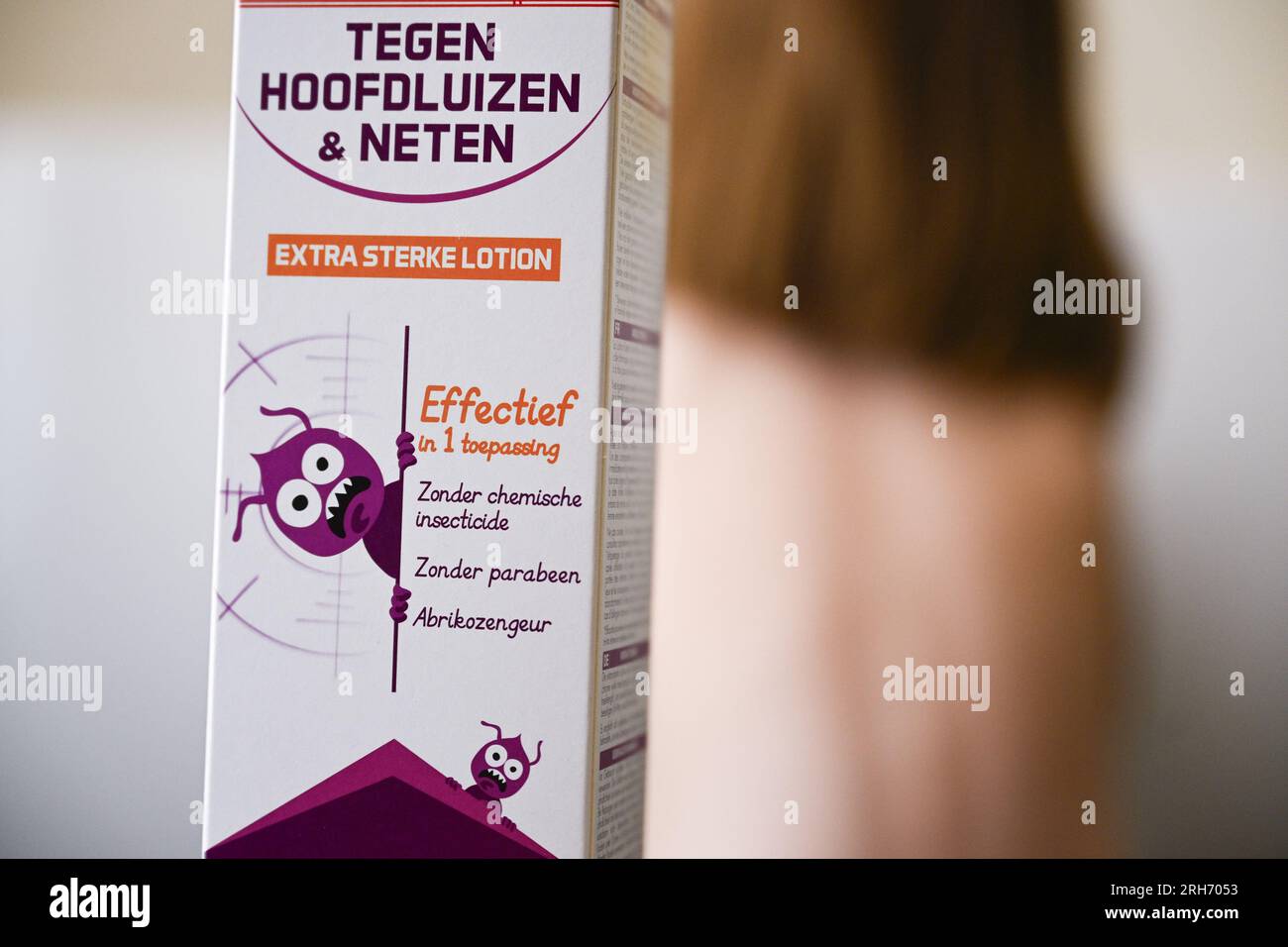 Bruxelles, Belgique. 14 août 2023. L'illustration montre un enfant qui reçoit des soins contre les poux de tête, à Bruxelles, le lundi 14 août 2023. Les poux de tête sont de petits insectes qui vivent dans les cheveux humains. Ils n'ont rien à voir avec une mauvaise hygiène ou des soins. Tout le monde peut les obtenir, mais ils sont plus fréquents chez les enfants âgés de 3 à 12 ans. Les poux mesurent de 3 à 4 millimètres et sont de couleur gris clair ou brun. Les lentes (œufs de poux) collent aux cheveux. Ils sont généralement très nombreux et ressemblent à des pellicules. BELGA PHOTO LAURIE DIEFFEMBACQ crédit : Belga News Agency/Alamy Live News Banque D'Images Bruxelles, Belgique. 14 août 2023. L'illustration montre un enfant qui reçoit des soins contre les poux de tête, à Bruxelles, le lundi 14 août 2023. Les poux de tête sont de petits insectes qui vivent dans les cheveux humains. Ils n'ont rien à voir avec une mauvaise hygiène ou des soins. Tout le monde peut les obtenir, mais ils sont plus fréquents chez les enfants âgés de 3 à 12 ans. Les poux mesurent de 3 à 4 millimètres et sont de couleur gris clair ou brun. Les lentes (œufs de poux) collent aux cheveux. Ils sont généralement très nombreux et ressemblent à des pellicules. BELGA PHOTO LAURIE DIEFFEMBACQ crédit : Belga News Agency/Alamy Live News Banque D'Images