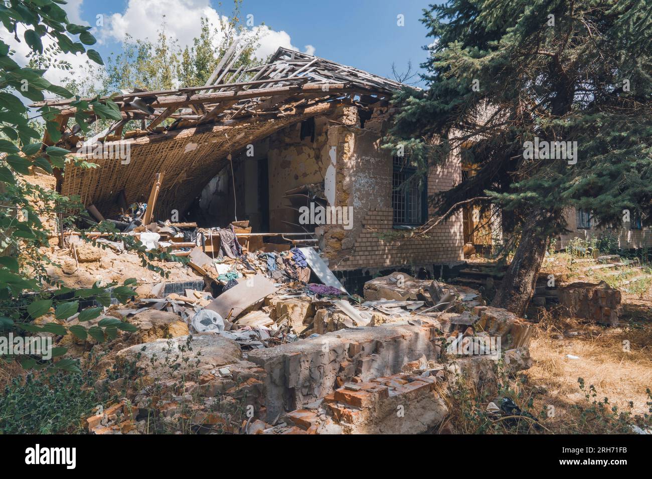 Campagne. Maison détruite par des bombardements. Guerre en Ukraine. Invasion russe de l'Ukraine. Destruction des infrastructures. Terreur de la population civile Banque D'Images