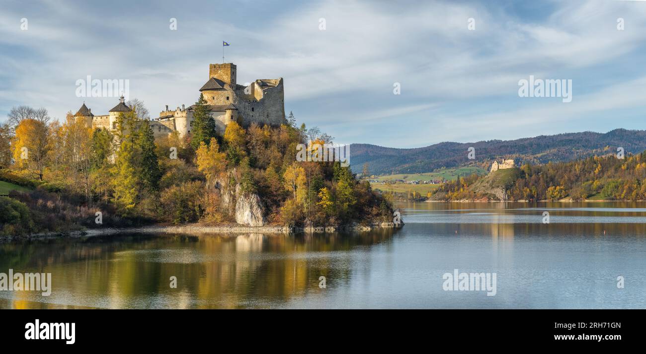 Château médiéval à Niedzica en automne, Pologne Banque D'Images