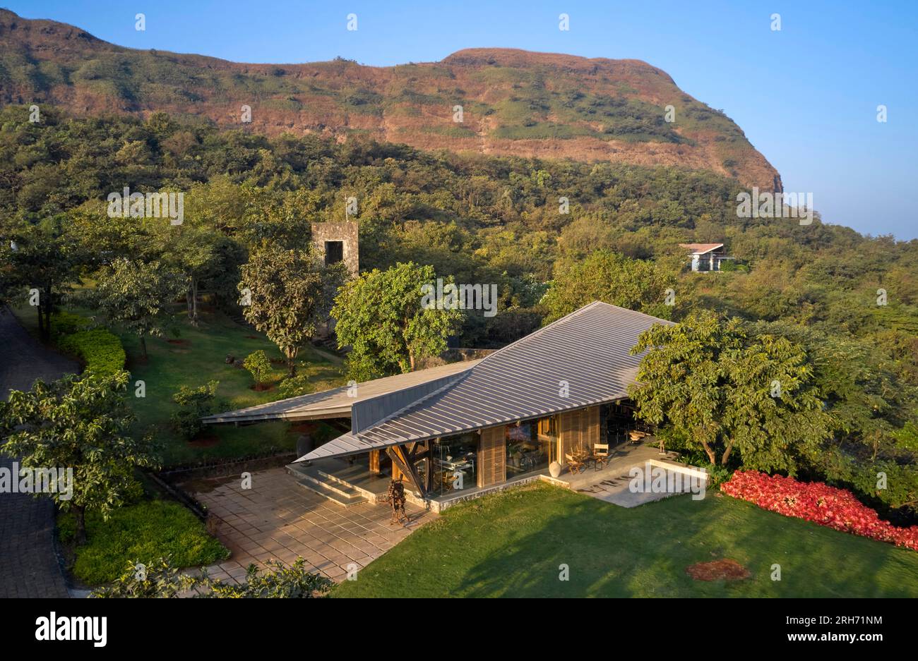 Vue drone. Retraite dans les Ghats occidentaux, Maharashtra, Inde. Architecte : Malik Architecture , 2021. Banque D'Images