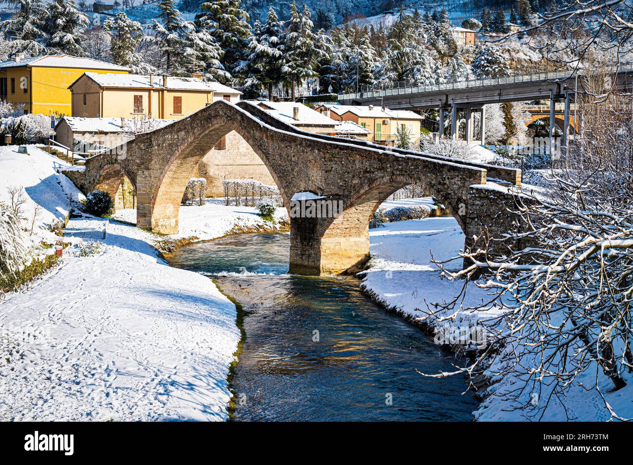 Ponte San Donato connu sous le nom de Pont de la Dame. Modigliana, Forlì, Emilie Romagne, Italie, Europe. Banque D'Images